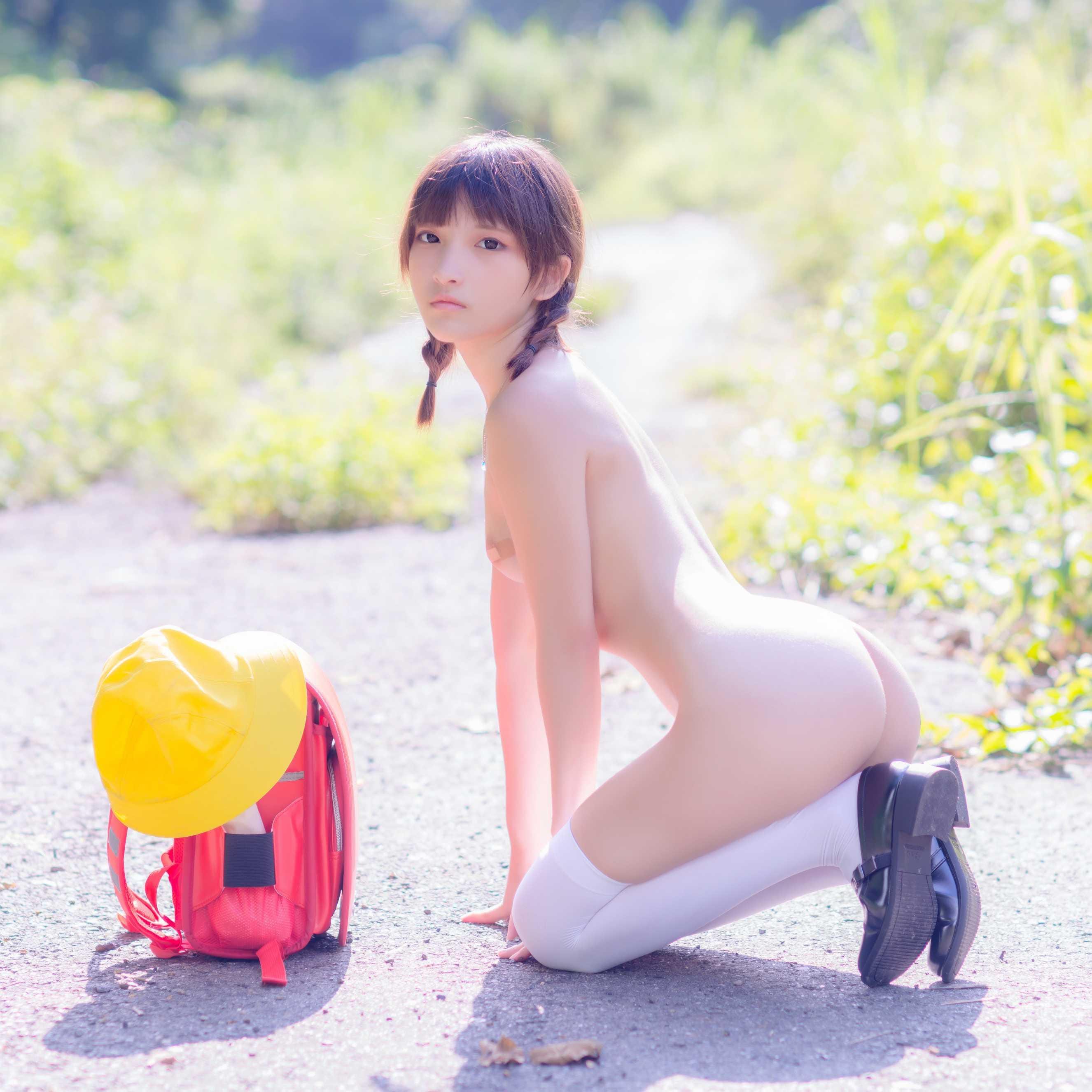 FantasyFactory小丁展示修长白丝美腿特写